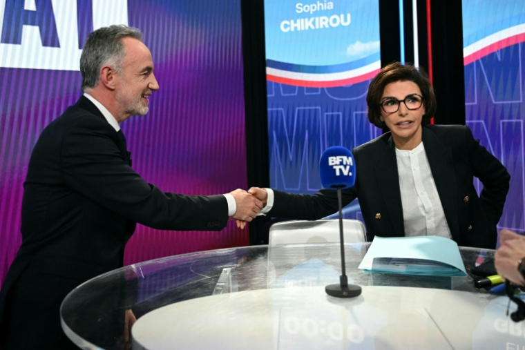 Rachida Dati, candidate LR à la mairie de Paris, et Emmanuel Grégoire, député PS et Apparentés et candidat à la mairie de Paris, sur le plateau avant un débat télévisé organisé par BFMTV à Paris, le 18 mars 2026 ( AFP / Bertrand GUAY )