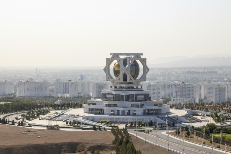 Monument en marbre à Achkhabad, la capitale du Turkménistan, le 2 août 2025 ( AFP / STRINGER )