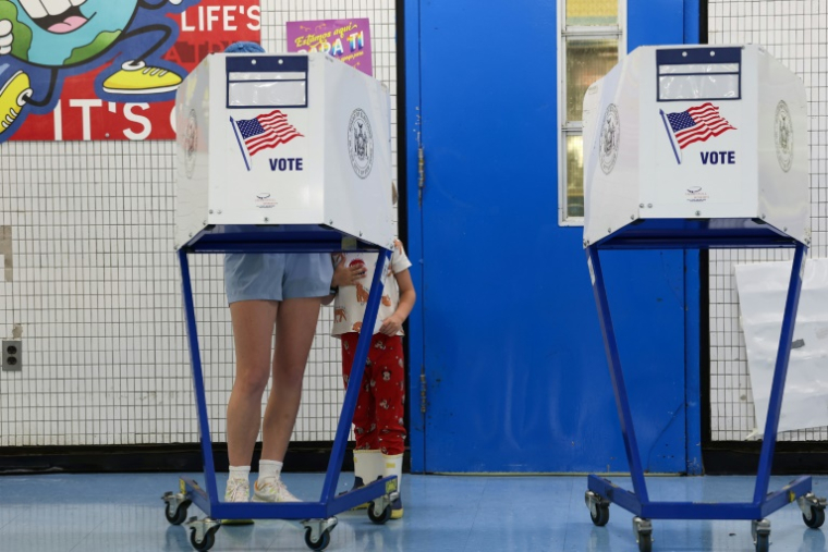 Des personnes votent lors de l'élection primaire du maire dans l'arrondissement de Manhattan, à New York, le 24 juin 2025 ( AFP / TIMOTHY A. CLARY )