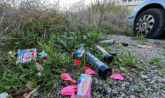 Des bouteilles de protoxyde d'azote et des ballons de baudruche laissés au sol à Montpellier, le 22 novembre 2023 ( AFP / Pascal GUYOT )