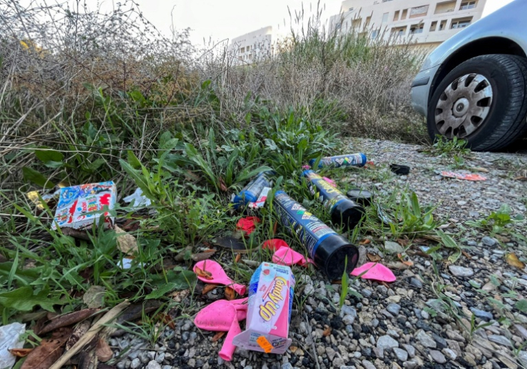Des bouteilles de protoxyde d'azote et des ballons de baudruche laissés au sol à Montpellier, le 22 novembre 2023 ( AFP / Pascal GUYOT )