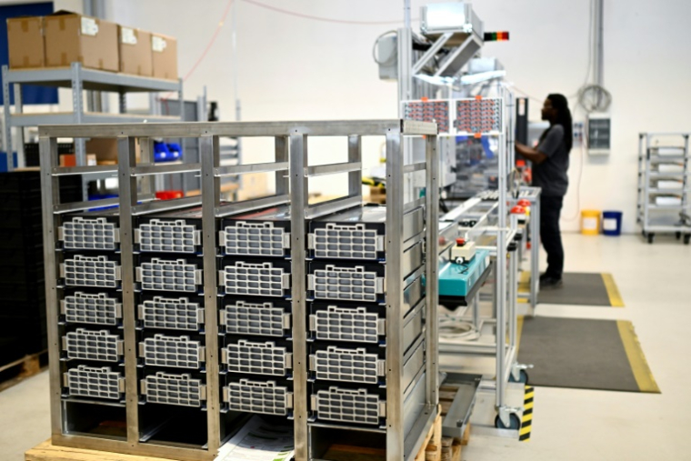 Un employé travaille sur le reconditionnement et le stockage de batteries sur le site de production de Voltfang à Aix-la-Chapelle, le 19 août 2025 en Allemagne ( AFP / Ina FASSBENDER )