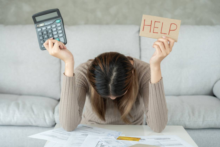 Surendettement : vers qui se tourner pour obtenir de l’aide ? / iStock.com - Nuttawan Jayawan