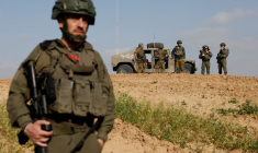 Des soldats montent la garde à la frontière entre Israël et Gaza