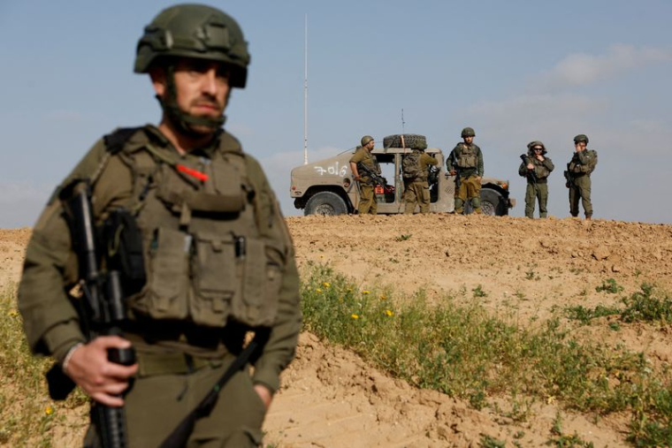 Des soldats montent la garde à la frontière entre Israël et Gaza