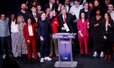Le leader de La France insoumise, Jean-Luc Mélenchon (C) et Sophia Chikirou (D), candidate LFI à la mairie de Paris, le 9 mars 2026 à La Mutualité ( AFP / Kenzo TRIBOUILLARD )