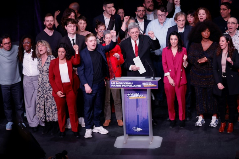 Le leader de La France insoumise, Jean-Luc Mélenchon (C) et Sophia Chikirou (D), candidate LFI à la mairie de Paris, le 9 mars 2026 à La Mutualité ( AFP / Kenzo TRIBOUILLARD )