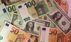 L'illustration montre des billets de banque en dollars américains et en euros.