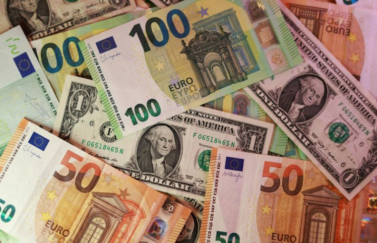 L'illustration montre des billets de banque en dollars américains et en euros.