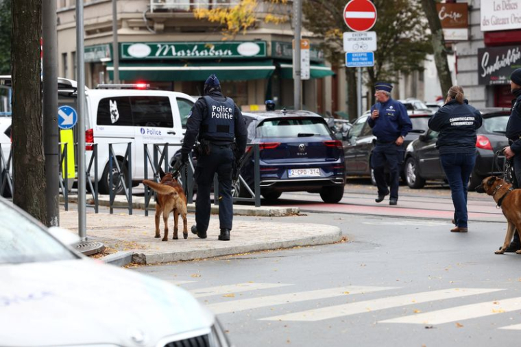 Des officiers de police après une fusillade mortelle, à Bruxelles, en Belgique