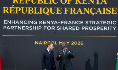 Le président français Emmanuel Macron (à gauche) et le président kényan William Ruto (à droite) s'entretiennent lors de la signature d'accords bilatéraux à la résidence présidentielle kényane, le 10 mai 2026 à Nairobi ( AFP / Luis TATO )