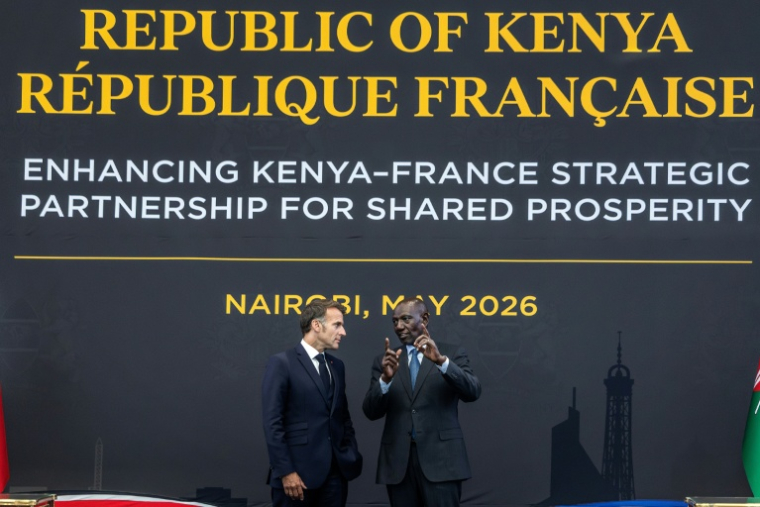 Le président français Emmanuel Macron (à gauche) et le président kényan William Ruto (à droite) s'entretiennent lors de la signature d'accords bilatéraux à la résidence présidentielle kényane, le 10 mai 2026 à Nairobi ( AFP / Luis TATO )