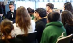 Emmanuel Macron échange avec des élèves de collège et de lycée sur le rôle d'internet et des réseaux sociaux dans notre société, au collège La Fayette de Rochefort, le 4 novembre 2025 ( POOL / Stephane Mahe )