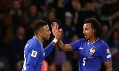 L'attaquant français Kylian Mbappe (à gauche) et le défenseur Jules Kounde lors du match de qualification pour le Mondial-2026 face à l'Ukraine, au Parc des Princes, le 13 novembre 2025 ( AFP / FRANCK FIFE )