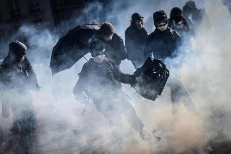 Les "BB" sont en général habillés en noir, masqués et constitués en petits groupes "affinitaires" de 10 à 20 personnes (illustration) ( AFP / LOIC VENANCE )