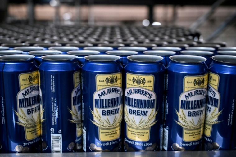 Des canettes de bière sur la ligne de production de la brasserie Murree, le 17 décembre 2025, à Rawalpindi, au Pakistan ( AFP / Farooq NAEEM )