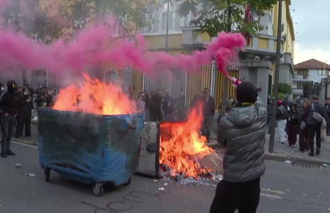 Albanie : des manifestants mettent le feu à des poubelles à Tirana