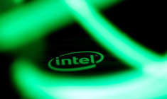 Un logo Intel derrière des lumières LED
