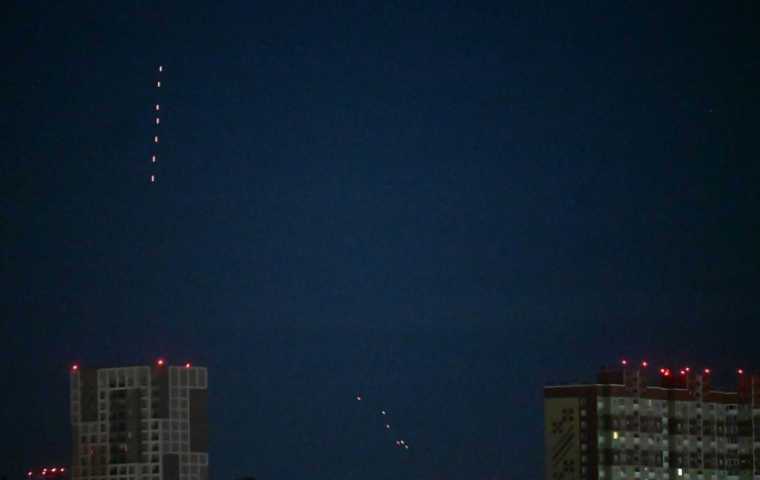 Le système de défense anti-aérien ukrainien tire sur des drones russes au-dessus de Kiev durant une attaque aérienne massive de drones et de missiles de la Russie sur l'Ukraine, le 3 septembre 2025 ( AFP / Sergei SUPINSKY )