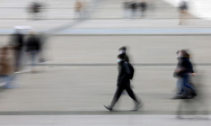 Photo des gens qui marchent dans le quartier d'affaires de La Défense