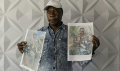Un proche montre des photos de Kényans enrôlés de force dans l'armée russe en Ukraine lors d'une conférence de presse à Nairobi, le 27 janvier 2026, pour exiger du gouvernement leur rapatriement ( AFP / Tony KARUMBA )