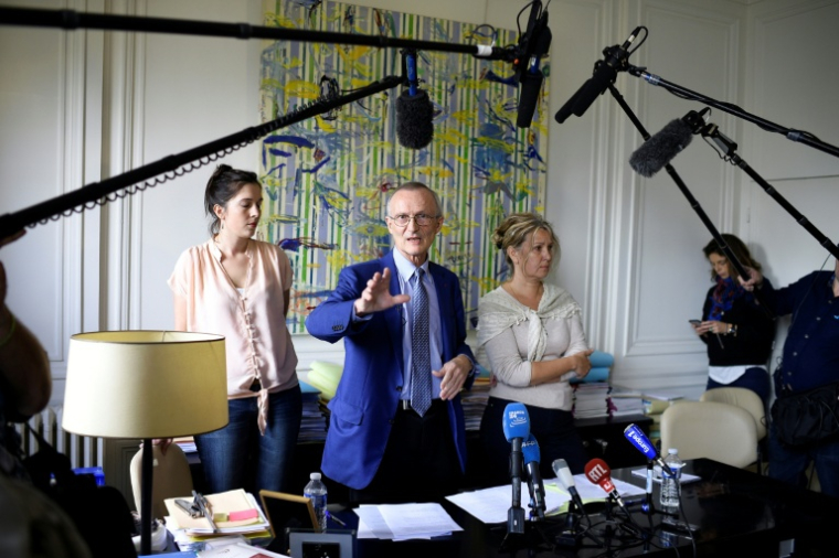 Patrick Baudouin (c), l'avocat des familles des moines de Tibhirine tués en 1996, lors d'une conférence de presse avec Marie Bonpain (g), nièce du moine Christophe Lebreton, et de Françoise Boëgeat, nièce du frère Paul Favre-Miville, le 23 octobre 2014 à Paris ( AFP / MARTIN BUREAU )