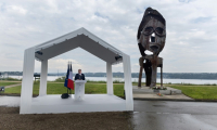 Le Premier ministre François Bayrou, à côté de la sculpture "Mémoires", prononce un discours lors des commémorations de la Journée nationale des mémoires de l'esclavage et de ses abolitions, le 10 mai 2025 à Brest ( AFP / Fred TANNEAU )