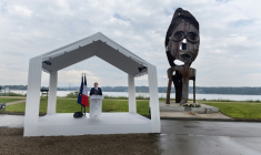 Le Premier ministre François Bayrou, à côté de la sculpture "Mémoires", prononce un discours lors des commémorations de la Journée nationale des mémoires de l'esclavage et de ses abolitions, le 10 mai 2025 à Brest ( AFP / Fred TANNEAU )