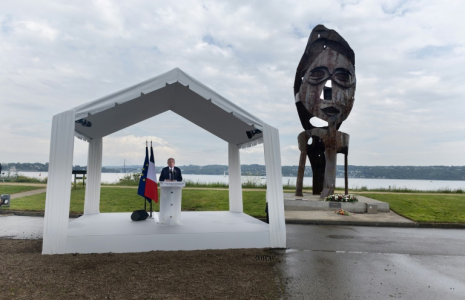 Le Premier ministre François Bayrou, à côté de la sculpture "Mémoires", prononce un discours lors des commémorations de la Journée nationale des mémoires de l'esclavage et de ses abolitions, le 10 mai 2025 à Brest ( AFP / Fred TANNEAU )