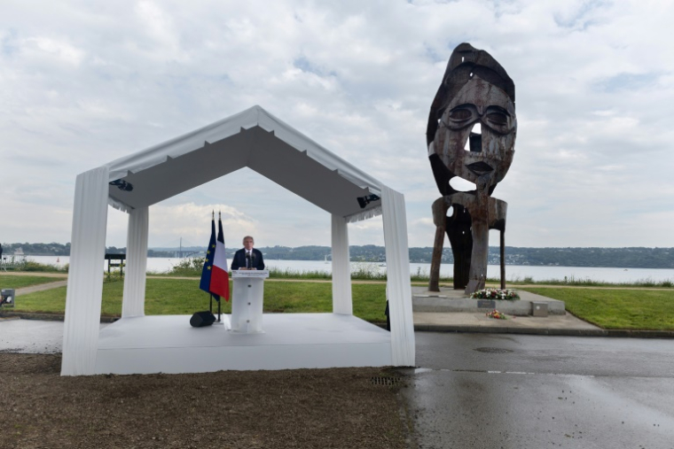 Le Premier ministre François Bayrou, à côté de la sculpture "Mémoires", prononce un discours lors des commémorations de la Journée nationale des mémoires de l'esclavage et de ses abolitions, le 10 mai 2025 à Brest ( AFP / Fred TANNEAU )