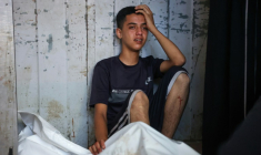 Un jeune palestinien pleure près du corps d'un proche tué dans des frappes israéliennes sur la ville de Gaza, à l'hôpital Al-Chifa, le 2 septembre 2025 ( AFP / Omar AL-QATTAA )