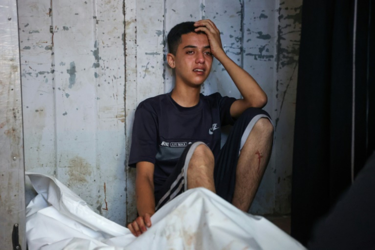 Un jeune palestinien pleure près du corps d'un proche tué dans des frappes israéliennes sur la ville de Gaza, à l'hôpital Al-Chifa, le 2 septembre 2025 ( AFP / Omar AL-QATTAA )