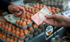 Des clients font leurs courses sur un marché local à Paris