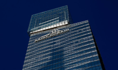 Le logo de Saint-Gobain au siège de l'entreprise dans le quartier financier et d'affaires de La Défense