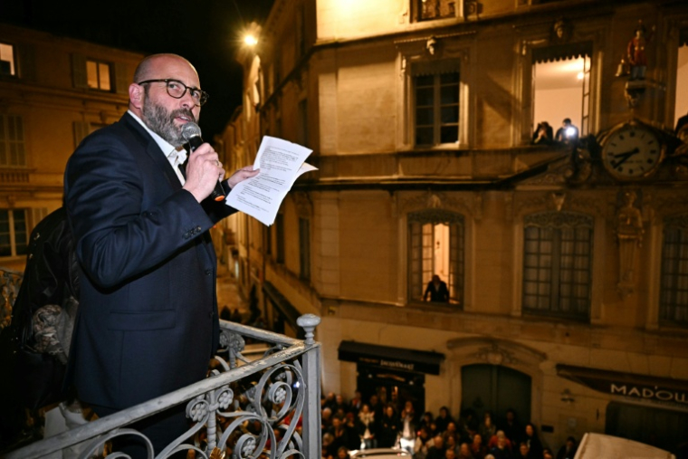 Vincent Bouget, candidat de l'Union de la gauche (hors LFI) à la mairie de Nîmes, s'adresse à ses partisans après l'annonce des résultats officiels au QG de campagne, à l'issue du 2e tour des municipales, le 22 mars 2026 à Nîmes, dans le Gard ( AFP / Gabriel BOUYS )