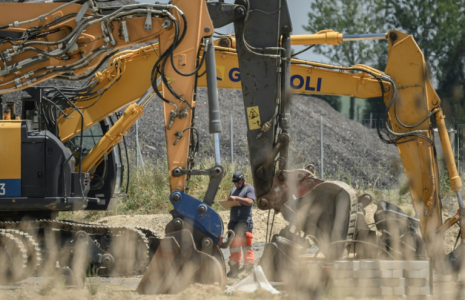 Un ouvrier se tient à côté de pelles mécaniques sur le chantier de l'autoroute A69 près de Verfeil, dans le Tarn-et-Garonne, le 17 juin 2025 ( AFP / Ed JONES )