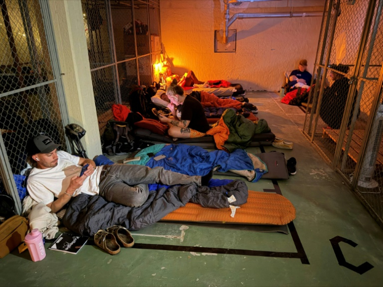 Des personnes passent la nuit dans un abri antiaérien lors d'un exercice à Grums, en Suède, le 25 septembre 2026 ( AFP / Jonathan KLEIN )
