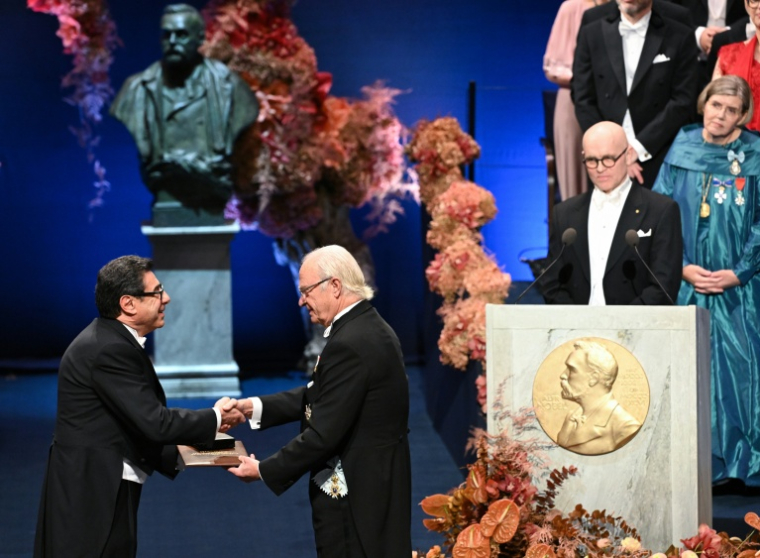 Philippe Aghion reçoit le prix Nobel d'économie des mains du roi de Suède, Carl XVI Gustaf, le 10 décembre 2025 à Stockholm  ( AFP / Jonathan Nackstrand )