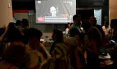 Un écran diffuse en direct le prononcé de la peine de l'ex-président brésilien Jair Bolsonaro, le 11 septembre 2025 à Brasilia ( AFP / EVARISTO SA )