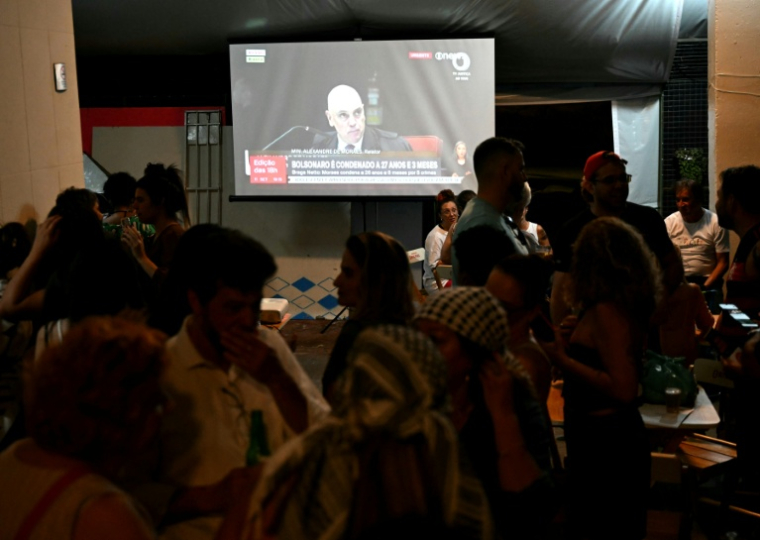 Un écran diffuse en direct le prononcé de la peine de l'ex-président brésilien Jair Bolsonaro, le 11 septembre 2025 à Brasilia ( AFP / EVARISTO SA )