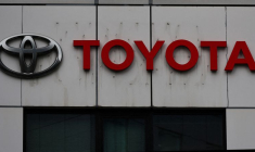 Le logo de Toyota Motor Corp est photographié à sa concession à Tokyo