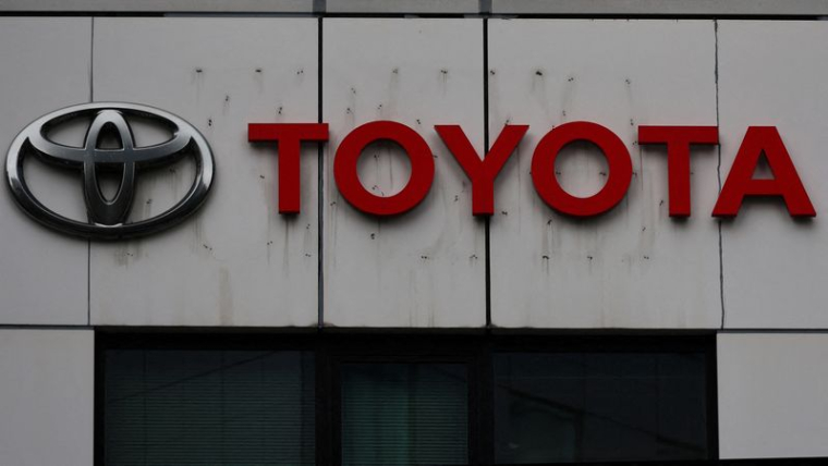 Le logo de Toyota Motor Corp est photographié à sa concession à Tokyo