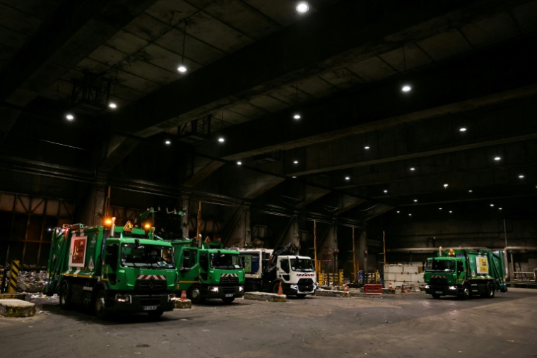 Des camions-poubelles déversent leur chargement dans la fosse à ordures de l'incinérateur Isséane Syctom d'Issy-les-Moulineaux, le 25 novembre 2025 en périphérie de Paris ( AFP / Thomas SAMSON )