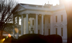 CORONAVIRUS: LA MAISON BLANCHE PRÉDIT UN "ÉTÉ DE JOIE ET DE LIBERTÉ"