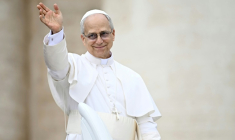 Le pape Léon XIV salue la foule au Vatican le 21 mai 2025 ( AFP / Filippo MONTEFORTE )