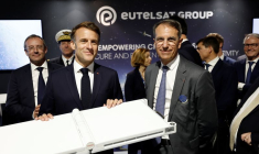 Le président français Emmanuel Macron pose sur le stand du groupe Eutelsat à l'aéroport du Bourget près de Paris