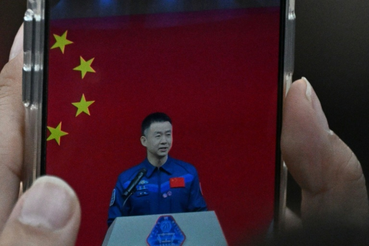 Chen Dong, colonel de l'armée de terre de 46 ans, qui dirigera la mission, photographié au centre de lancement de Jiuquan dans le désert de Gobi le 23 avril 2025 ( AFP / Pedro Pardo )