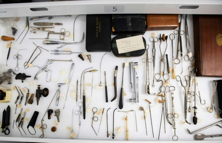 Des instruments chirurgicaux de différentes époques exposés au Mütter Museum de Phildalphie, le 20 août 2025 en Pennsylvanie ( AFP / Matthew Hatcher )