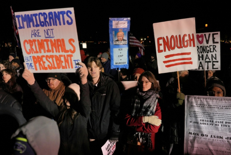 Des participants à la contre-soirée démocrate à Washington le 24 février 2026 ( AFP / Ken Cedeno )
