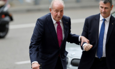 L'ancien roi d'Espagne Juan Carlos, contraint à l'exil après plusieurs scandales, se décrit comme un "homme meurtri" dans ses mémoires inédits publiés mercredi en France ( AFP / OSCAR DEL POZO )